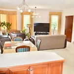 Giorgos Large Size Apartments -Family Friendly With Free Parking And Yard Views