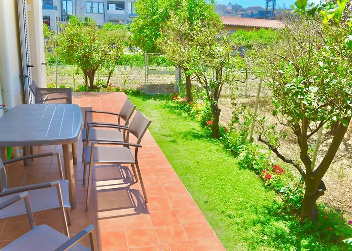 Giorgos Large Size Apartments -Family Friendly With Free Parking And Yard Views
